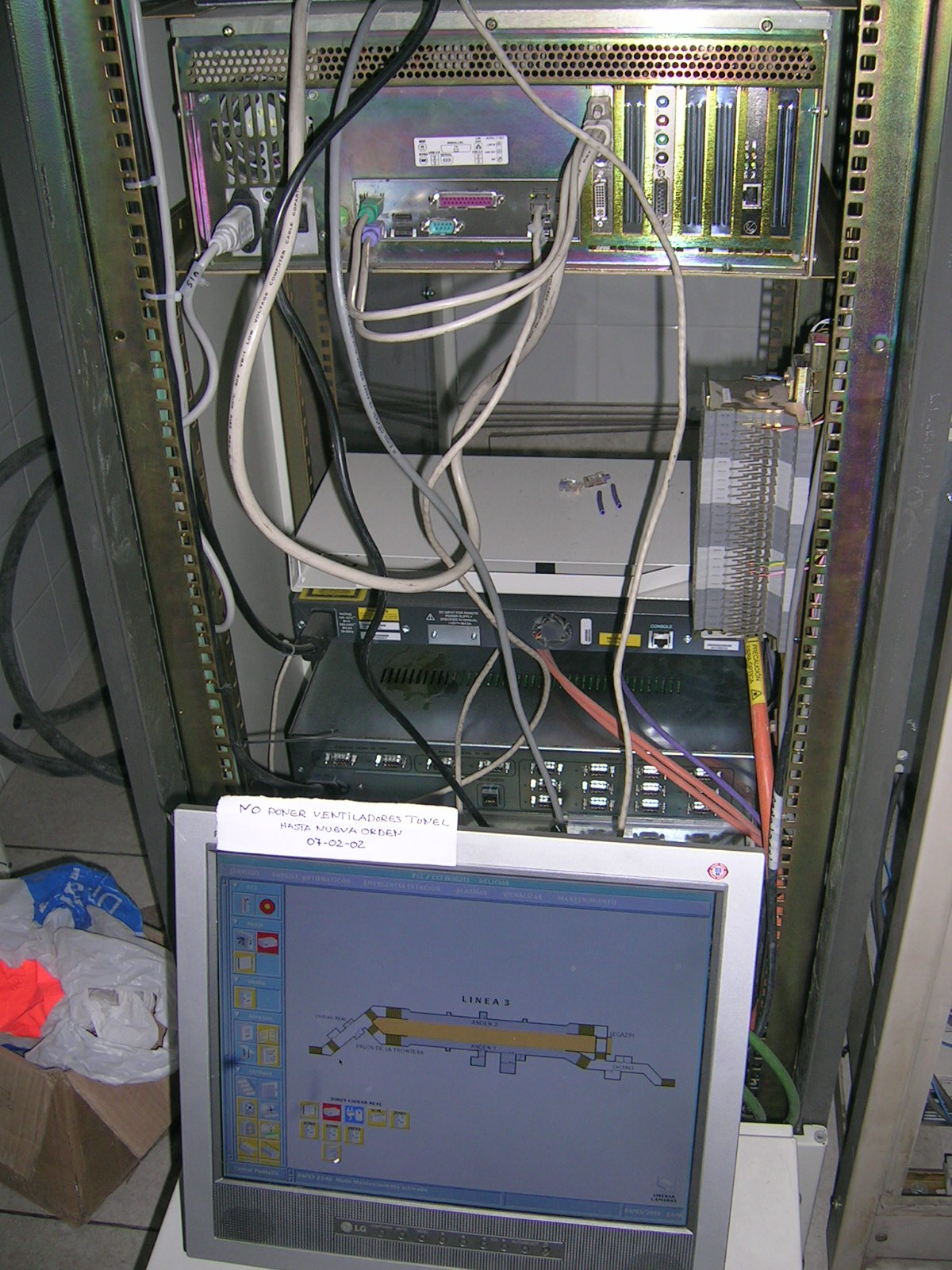 Uploaded Image: ArmarioDeVestibulo.TraseraConPuestoOperador.jpg