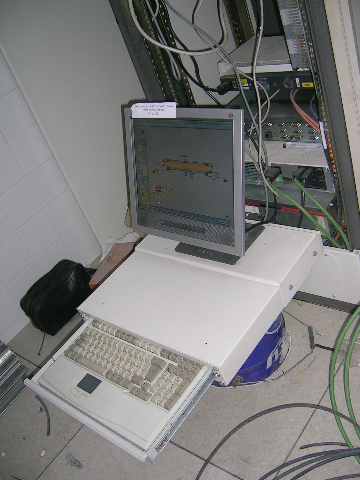 Uploaded Image: PuestoOperadorSobreLataPintura.jpg