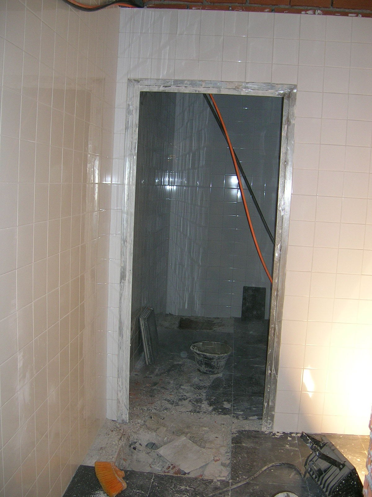 Uploaded Image: CuartoDeEquipo.Entrada.jpg