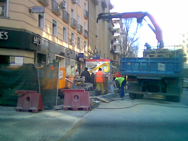 Uploaded Image: PlumaParaBajarElArmario.jpg